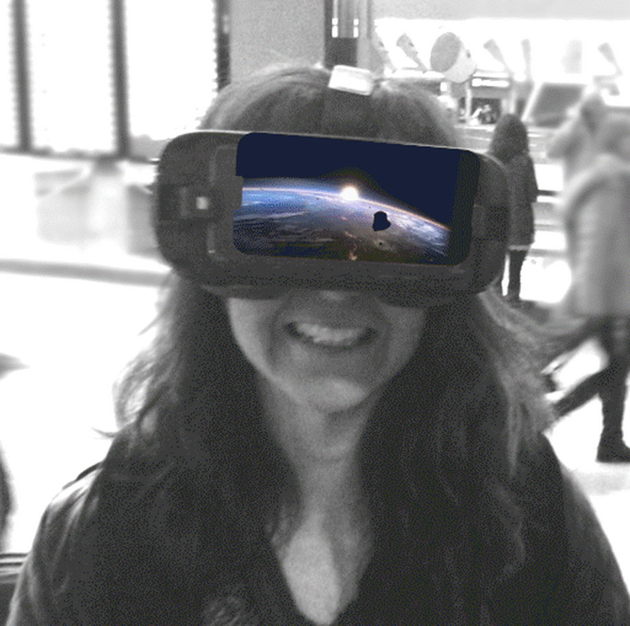 Julie Bort tries an Oculus Rift at the Facebook pop-up store in Denver