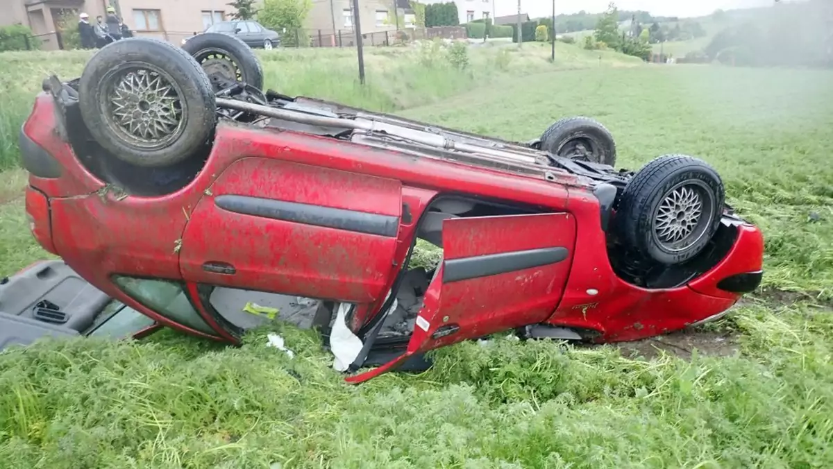 Auto wypadło z drogi i dachowało; za kierownicą 15-latek