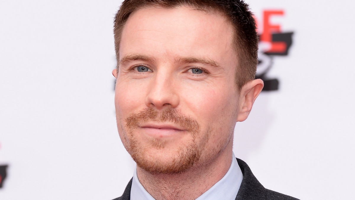 Joe Dempsie i Lyne Renée dołączyli do obsady nowego thrillera szpiegowskiego "Deep State". Ośmioodcinkowy serial zostanie wyemitowanym w 50 krajach na antenie FOX. Gwiazdą "Deep State" jest brytyjski aktor Mark Strong, a u jego boku zobaczymy m.in. Karimę McAdams. Pomysłodawcami serialu są Matthew Parkhill i Simon Maxwell.