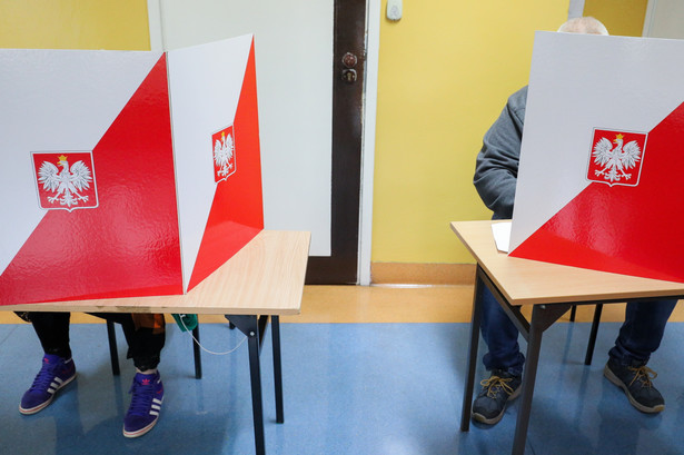 Frekwencja w wyborach parlamentarnych na godz. 17:00 wyniosła 57,54 proc. - podała Państwowa Komisja Wyborcza (PKW).