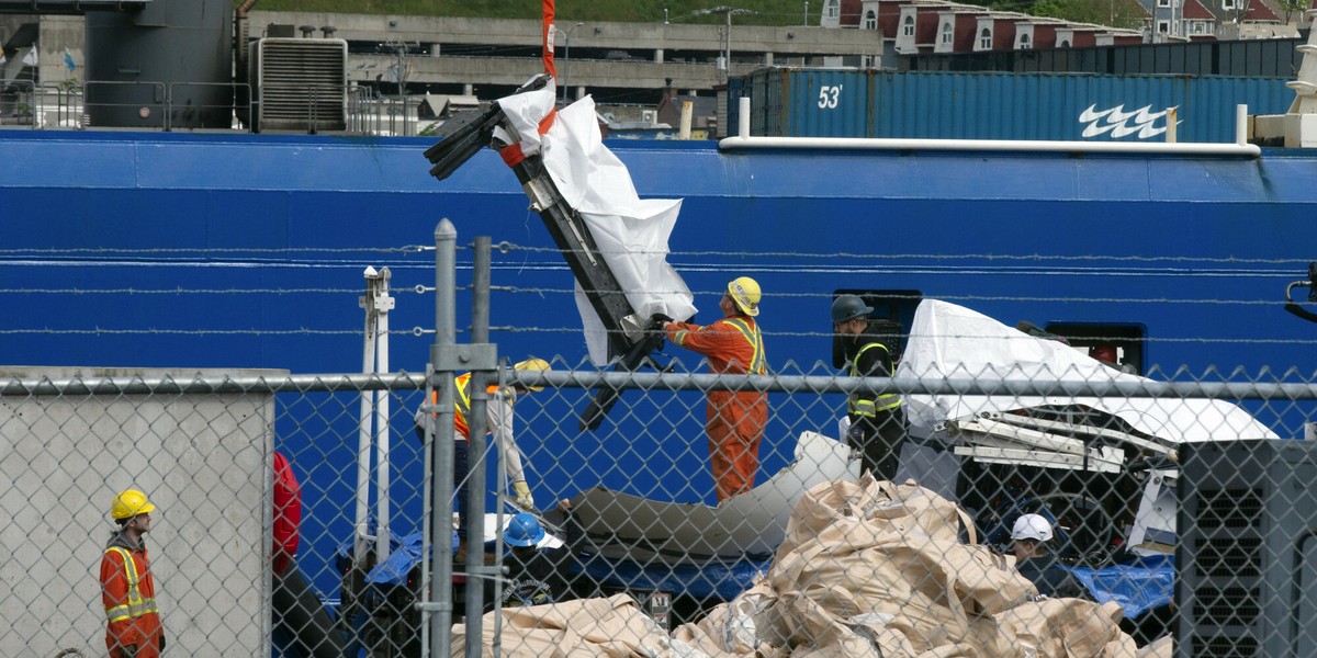 Szczątki turystycznej łodzi podwodnej Titan, która implodowała podczas nurkowania do wraku Titanica, zabijając pięć osób, zostały wydobyte z dna oceanu.