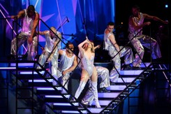 Spóźnienie i wpadka Jennifer Lopez na koncercie w Warszawie. Był też mocny apel