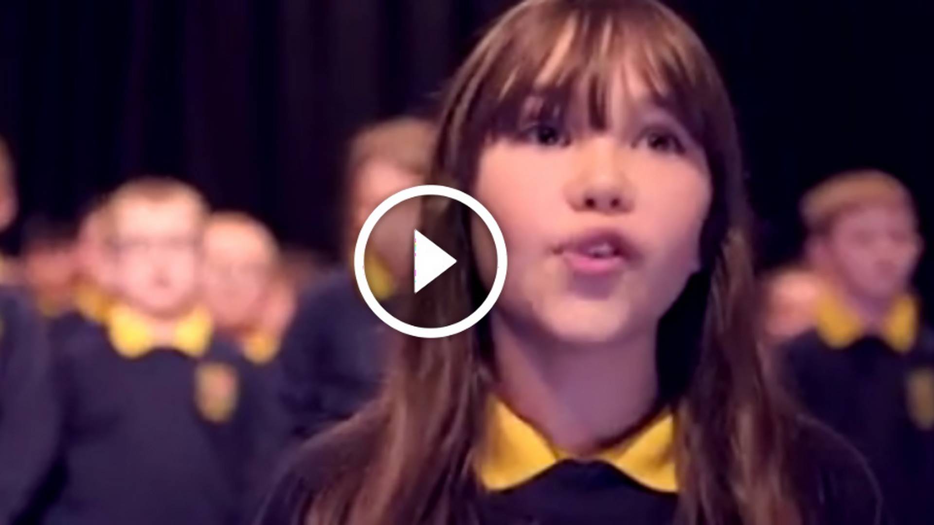 Autystyczna 10-latka zaśpiewała na szkolnej gali "Hallelujah". Internet ją pokochał (2,9 mln wyświetleń)