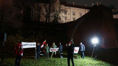 Jarosław Kaczyński przyjechał na Wawel. Radny PiS w ostrych słowach zaatakował protestujących