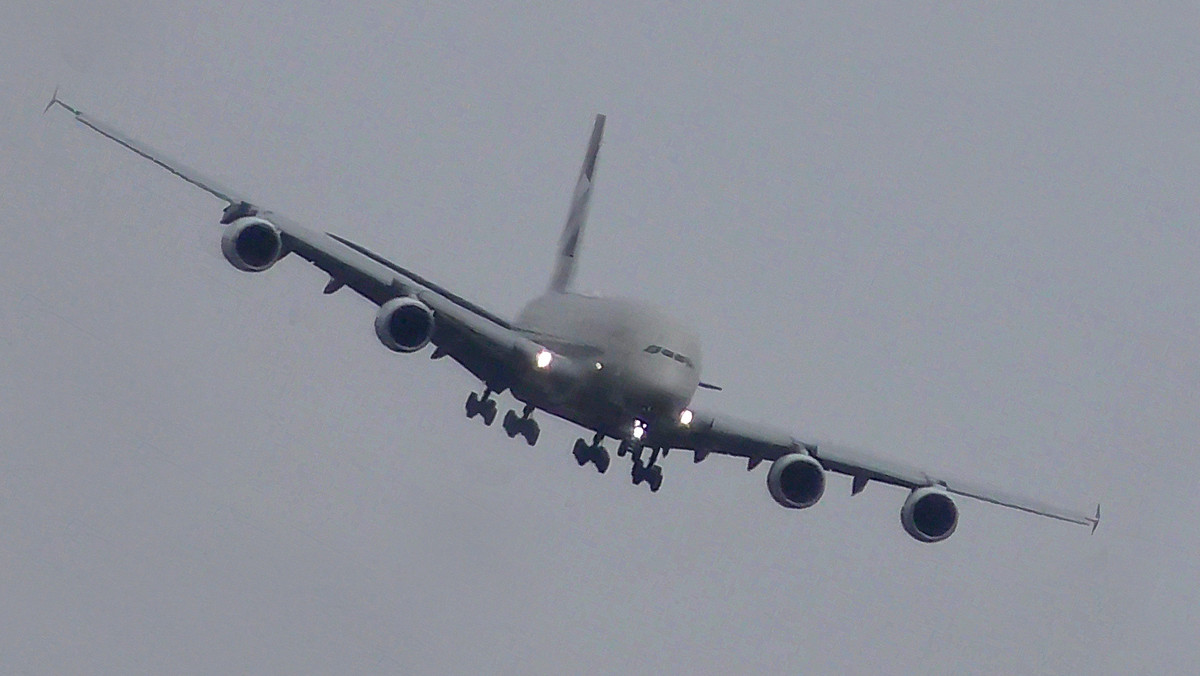 Lądowanie Airbusa A380 Etihad podczas huraganu skrytykowane przez instruktorów latania