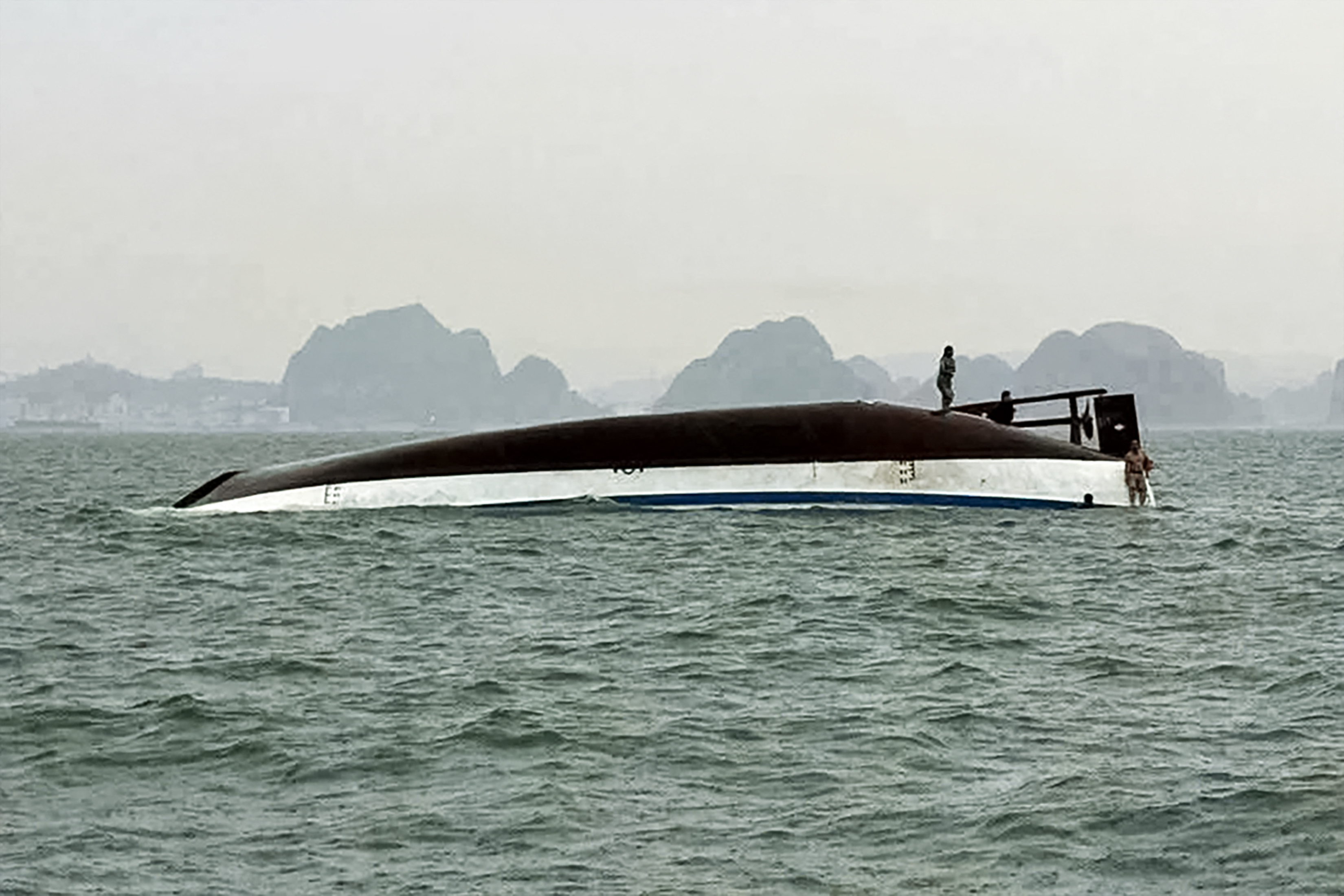 Vietnam: barca turistica si capovolge, 18 morti e dispersi