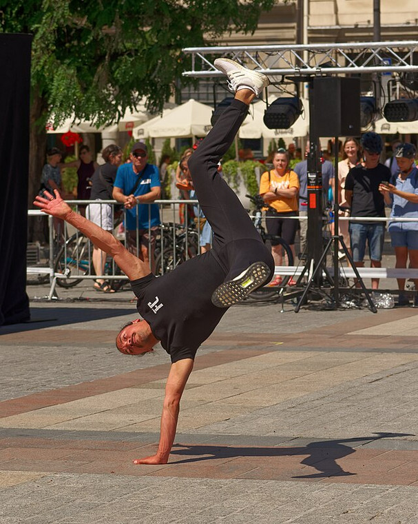 Brake dance na ulicy w Krakowie, lipiec 2023 r.