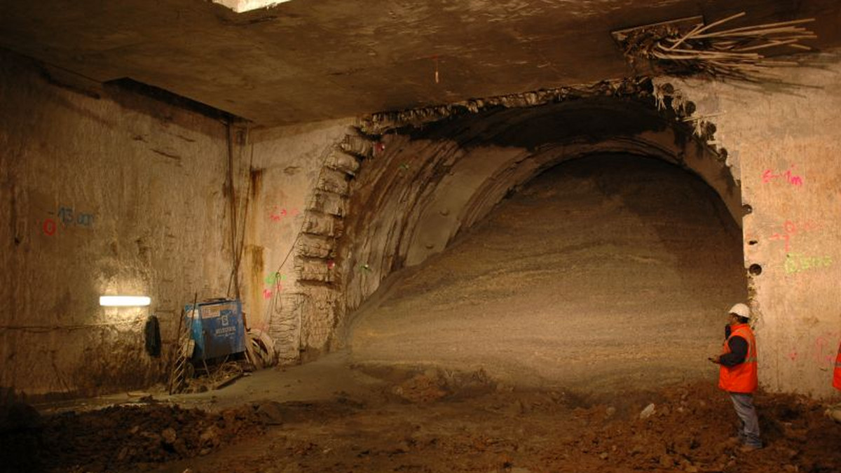 Zaczęło się. W środę wykonawca II linii metra rozpoczął wypełnianie pustej przestrzeni powstałej pod tunelem Wisłostrady. Kolejne warstwy specjalnej mieszanki będą układane seriami, po 100 metrów sześciennych dziennie, aż do całkowitego wypełnienia podziemnej jaskini. Potrwa to od dwóch do czterech miesięcy.