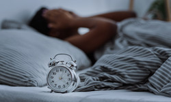 Zmiana czasu może wywołać problemy ze snem. Szczególnie narażone są osoby, które przeszły COVID-19