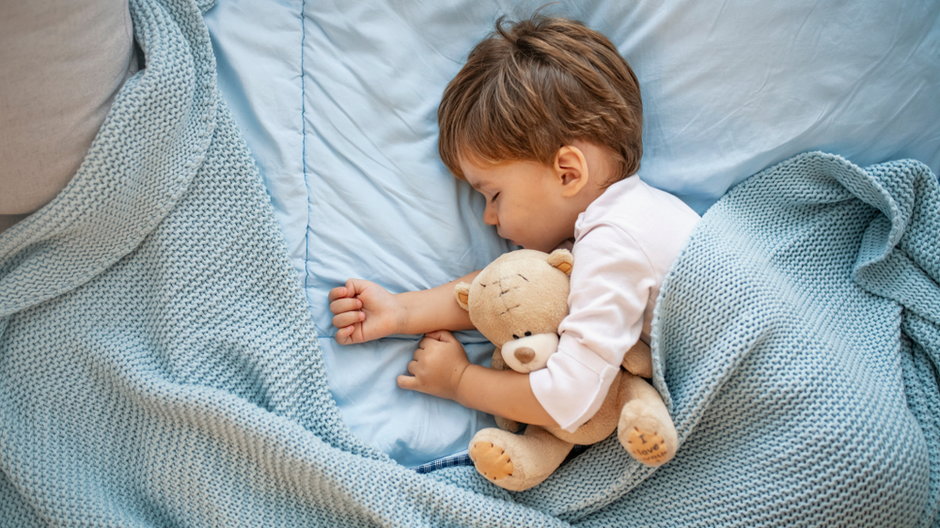 Jak dbać o dziecko nocą, gdy są upały? Oto wskazówki dla rodzica