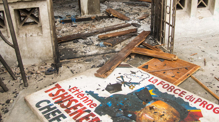 Felgyújtották az ellenzéki pártok székházait / Fotó: AFP