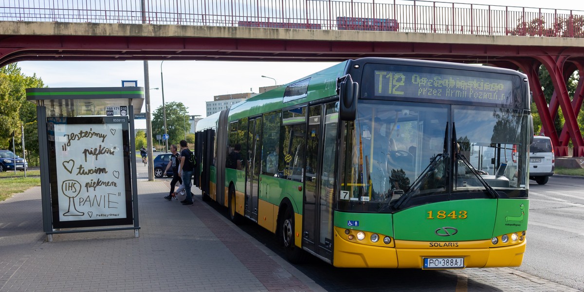 Autobus przegubowy na trasie objazdu trasy PST w Poznaniu.