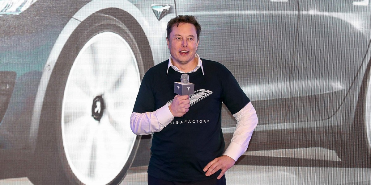 Elon Musk, założyciel, szef i główny akcjonariusz Tesli, ma powody do zadowolenia -  na zamknięciu notowań nowojorskiej giełdy akcje Tesli przekroczyły wartość 2 tysięcy dolarów 