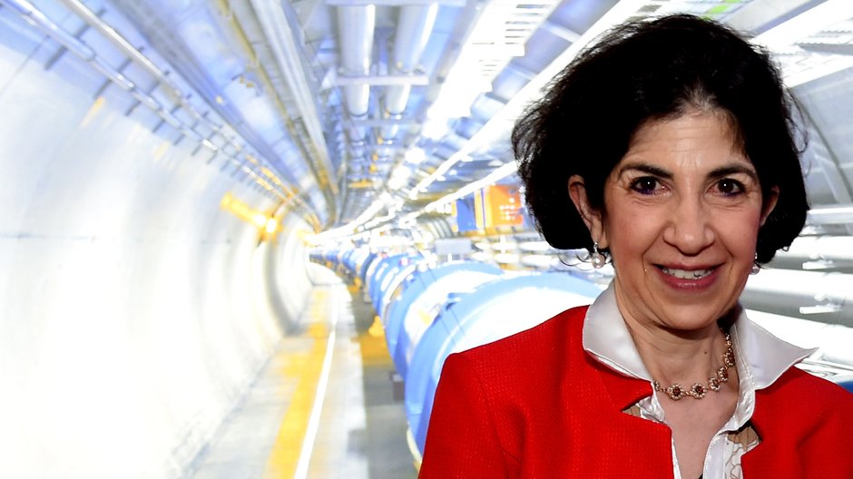 Fabiola Gianotti, dyrektorka CERN, na tle Wielkiego Zderzacza Hadronów