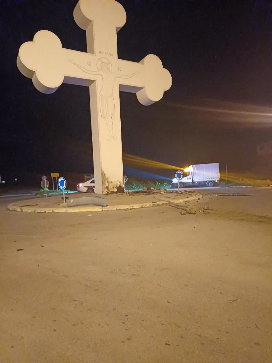 Muškarac poginuo nakon što je automobilom udario u betonski krst