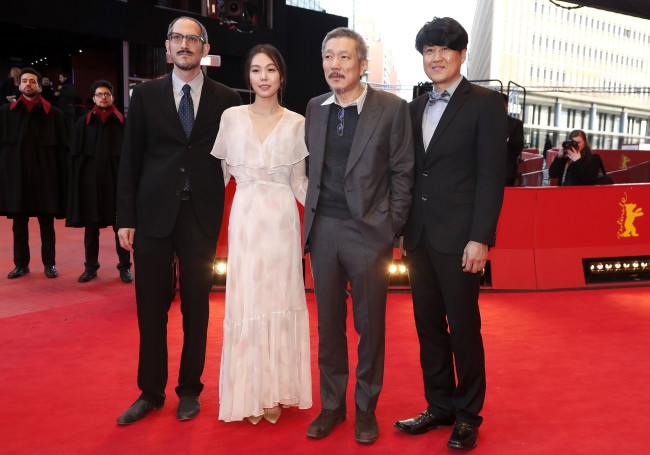 Hong Sang-soo wraz ze ekipią filmu „On the Beach at Night Alone”