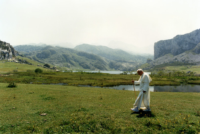 Jan Paweł II przechadzający się w idyllicznym krajobrazie hiszpańskich gór, 1989 r.