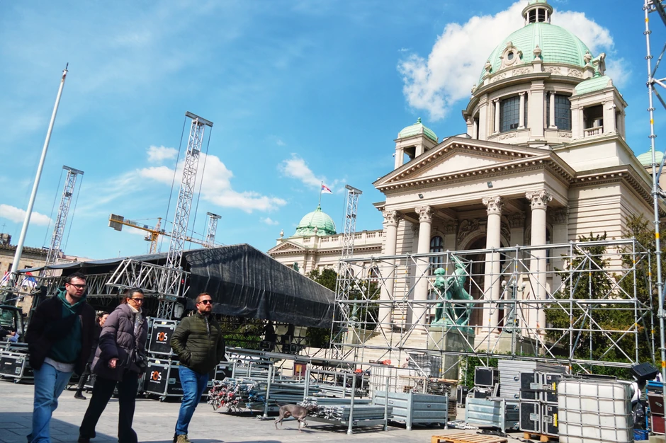 Postavljanje bina na platou ispred Narodne skupštine