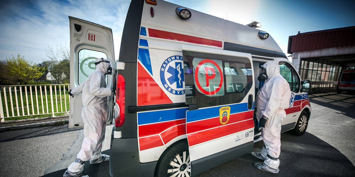 Zakazeni koronawirusem przywiezieni do szpitala zakaznego w Raciborzu.
