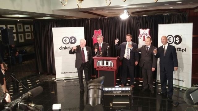 Cinkciarz.pl od początku postawił na marketing kontrowersji. Już sama nazwa, kojarząca się z nielegalnie handlującymi walutą obywatelami PRL, obciążona była sporym ryzykiem. O przekroczeniu kolejnej granicy mówiono w minionym roku, gdy firma, zarabiająca zresztą krocie, otwierała swoje pierwsze biuro w Stanach Zjednoczonych. W ramach promocji kantoru firma, jako pierwsza z Polski, podpisała umowę sponsorską z… Chicago Bulls. I zapewne wszystko byłoby w porządku, gdyby nie fakt, że w wydarzeniu uczestniczyli i pozowali do zdjęć, zaliczając przy tym jedną wpadkę za drugą, prezydenci RP: Bronisław Komorowski i Lech Wałęsa. Lech Wałęsa wyściskał się z maskotką klubu, a Bronisław Komorowski przypadkowo trzymał koszulkę Chicago Bulls w sposób  budzący jednoznaczne skojarzenia z popełnionym przez niego wcześniej  błędem ortograficznym, kiedy to wpisując się do księgi kondolencyjnej po katastrofie jądrowej w Japonii, łączył się z Japończykami „w bulu i nadzieji”.<br><br>
Jak pokazują wyniki spółki, odważny marketing bardzo dobrze przekłada się na sprzedaż. W roku 2011 wartość sprzedaży wyniosła 485 mln zł, by w dwóch kolejnych latach osiągnąć pułapy odpowiednio 3,8 mld zł i 7 mld zł. Zyski firmy w latach 2011-2013 to kolejno 552 tys. zł, 703 tys. zł i 612 tys. zł. Według oceny CRIBIS.pl spółka ma dobrą kondycję i wiąże się z nią przeciętne ryzyko kredytowe.