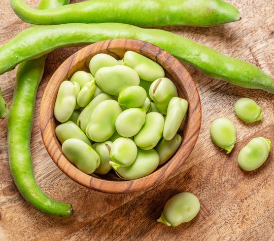 Fava pasulj  obiluje vitaminima i mineralima. Pun je proteina, vlakana, gvožđa i vitamina C