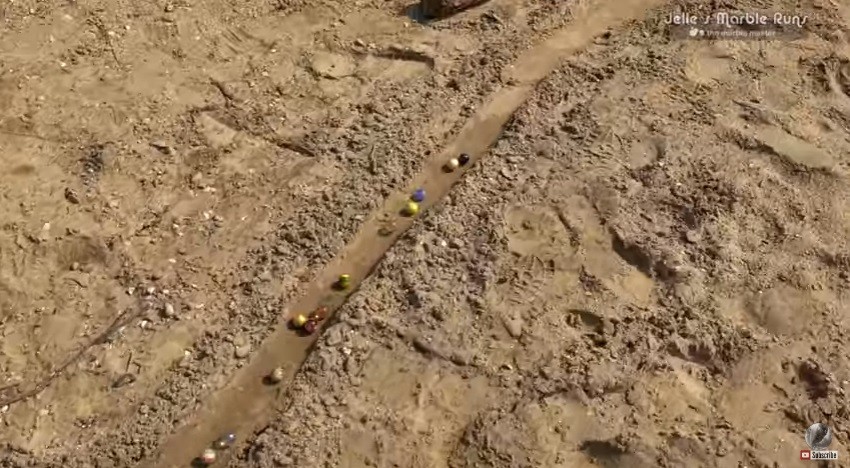 Najčešće su se igrali na zemljanoj podlozi, mada je u kućnim uslovima bilo moguće odigrati neku partiju na tepihu ili parketu.