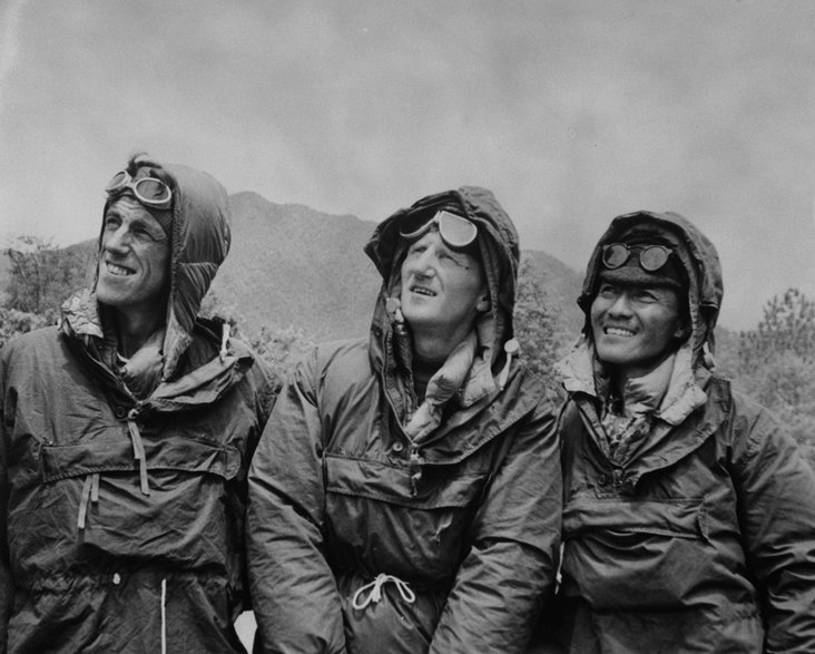 Od lewej: Edmund Hillary, John Hunt (kierownik wyprawy), Tenzing Norgay (26 maja 1953 r.)