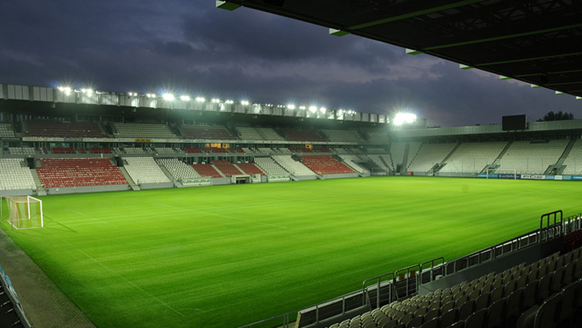 Wybrzuszenie posadzki, niedrożna kanalizacja, przeciekający fragment dachu podczas intensywnych opadów. To tylko kilka z usterek, jakie stwierdzono na stadionie Cracovii. Ich naprawa pochłonie blisko 2 miliony złotych. Pieniądze na wykonanie prac mają pochodzić od ubezpieczyciela. W najbliższych tygodniach urzędnicy mają ogłosić przetarg na wykonanie robót.