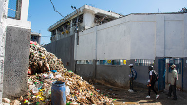 Gangi szturmują więzienia na Haiti. Władze próbują odzyskać kontrolę