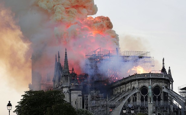 Płonąca katedra Notre Dame