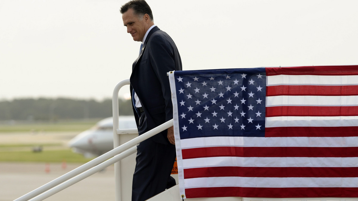 W samolocie wyczarterowanym przez Mitta Romneya, Republikanina ubiegającego się o urząd prezydenta USA, odnaleziono porzucony pistolet. Broń znalazł podczas lotu jeden z dziennikarzy w toalecie maszyny.