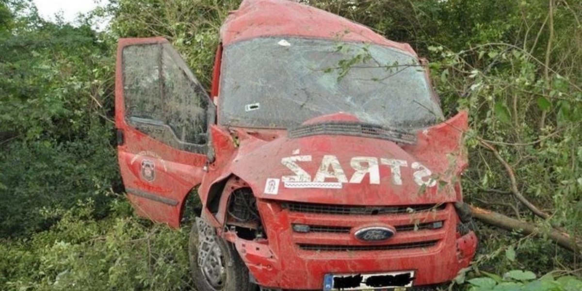 Samochód ze strażakami w rowie. Jedna osoba zginęła