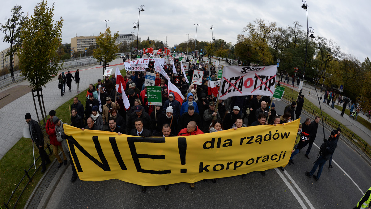 Ulicami Warszawy przeszła demonstracja przeciwników CETA (układy o wolnym handlu między UE a Kanadą) i TTIP (układy między UE a USA). Protest zorganizowała organizacja pozarządowa Akcja Demokracja. Poparły ją m.in. związki zawodowe i partie polityczne, wśród nich Partia Razem, ruch Kukiz'15, SLD czy OPZZ RIOR. Demonstracje odbyły się też w innych miastach, m.in. w Krakowie, Olsztynie, czy Nowym Sączu.