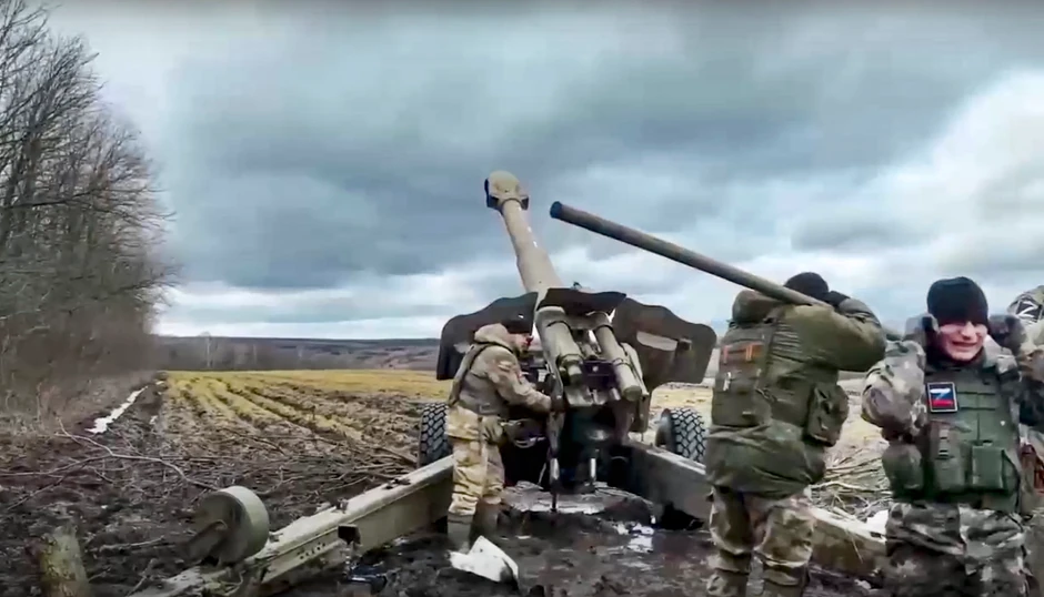 Ruska vojska sa haubicom puca na ukrajinske položaje na nepoznatoj lokaciji 22. marta