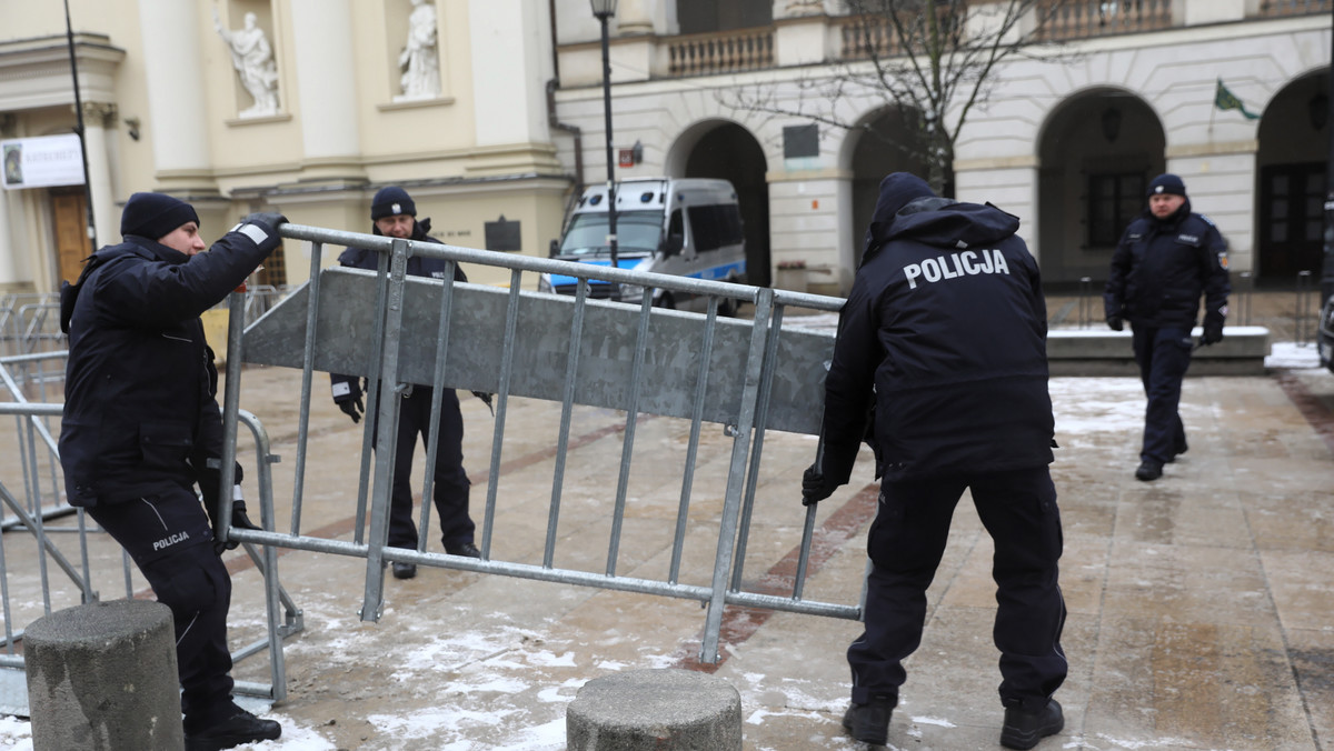 Konferencja bliskowschodnia komplikuje poruszanie się po stolicy. Służby czasowo wyłączają ulice w centrum. Autobusy i tramwaje kierowane są na objazdy - poinformował ZTM. Kierowcy muszą liczyć się z korkami.