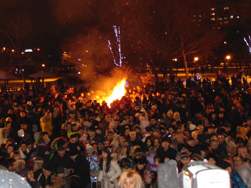 Više stotina Nišlija čekalo u redu za česnicu