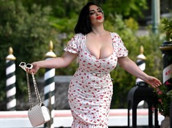 Włoska influencerka plus size podbija czerwony dywan Festiwalu w Wenecji swoimi wdziękami...