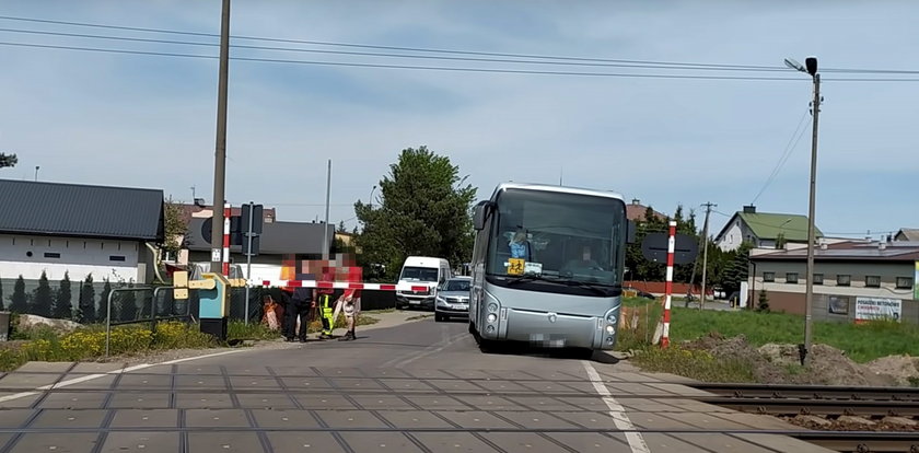 Autokar ze szkolną wycieczką wjechał na zamknięty przejazd kolejowy