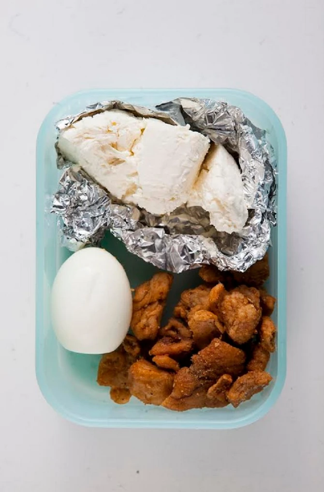 Čvarci, sir i kuvano jaje za doručak