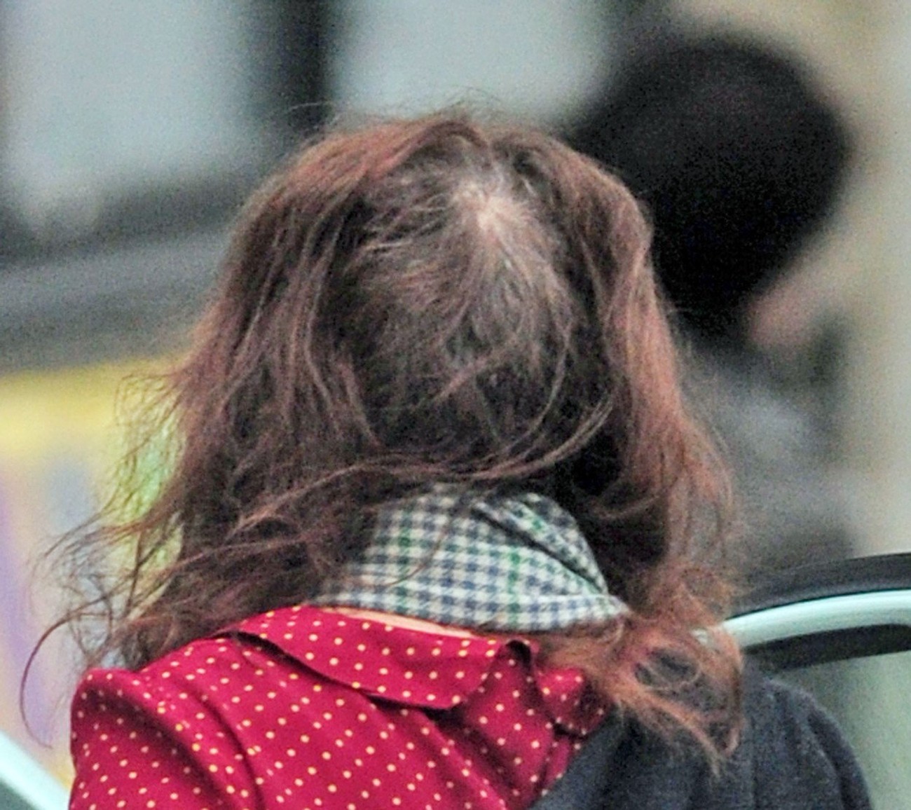 неряшливые длинные волосы. неухоженные волосы. длинные неухоженные волосы. растрепанные прически. неопрятный внешний вид девушки.