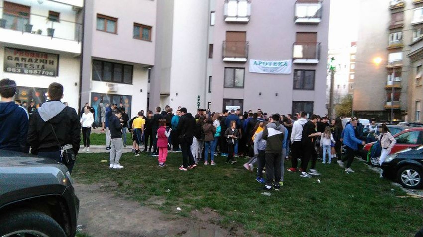 U jednom trenutku gužva se premestila preko puta, da se ne bi zaustavljao saobraćaj