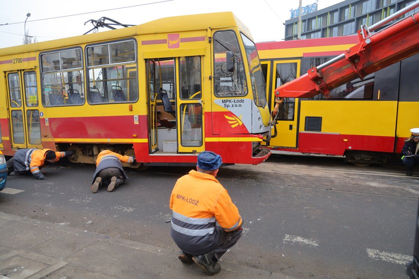 Auto zakleszczone między tramwajami