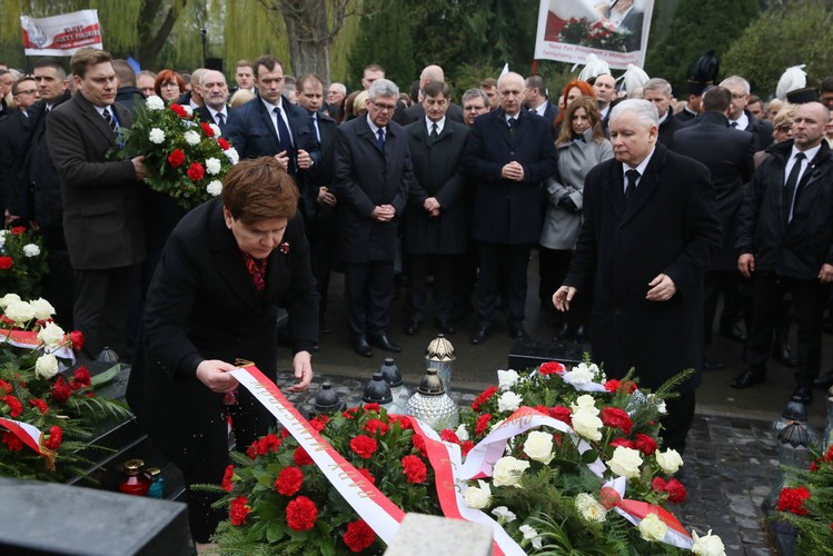 Delegacja PiS na Powązkach