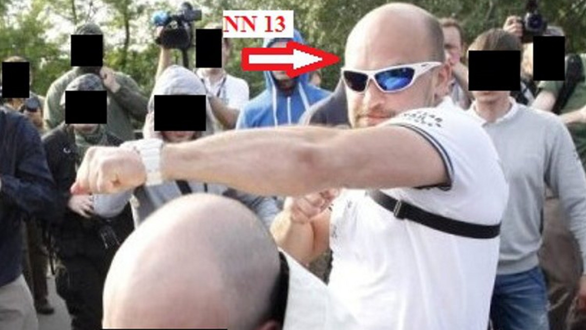 Po tym, jak publikacje zdjęć mężczyzn biorących udział w bijatyce w czasie Euro 2012, przyniosły efekty, policjanci pokazują wizerunki kolejnych zadymiarzy. Jeżeli któregoś z nich rozpoznajesz, skontaktuj się z mundurowymi.