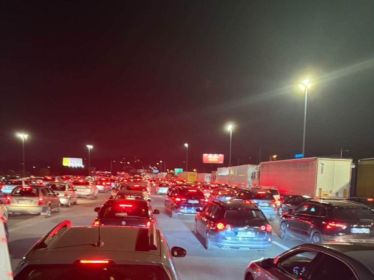 (FOTO) VELIKI ZASTOJ U SMERU KA BEOGRADU! Večeras totalni haos na auto-putu: Kolone su KILOMETARSKE, sve stoji!