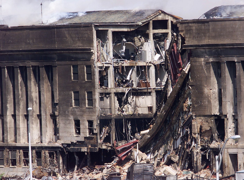 Dym unosi się nad Pentagonem po tym, jak w budynek uderzył jeden z porwanych przez terrorystów samolotów