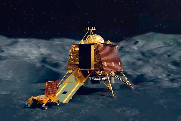 Chandrayaan-3, indyjska bezzałogowa misja księżycowa. Dzięki niej 22 sierpnia 2023 r. Indie umieściły na Srebrnym Globie łazik zasilany energią słoneczną.