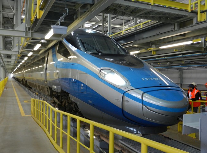 Ten dla Pendolino jest napięty jak gumka w majtkach związkowca PKP Cargo podczas pogotowia strajkowego. Bo mało kto pamięta, że superpociągi miały zacząć wozić pasażerów tuż przed Euro 2012. Pierwsze pociągi wjechały na polskie tory na przełomie 2011 i 2012 r. Procedury się opóźniały, więc przewoźnik stopniowo zmniejszał liczbę składów Pendolino, które miały kursować podczas imprezy. Ostatecznie spadła ona do zera, a pierwszy wyjazd z pasażerami zaplanowany został dopiero na 14 grudnia 2014 r. Niepokojące jest to, że liczba pociągów znów topnieje. Początkowo przewoźnik zakładał, że w grudniu wyprowadzi na tory 17 pociągów (pozostałe posłużą jako rezerwa). W związku z ograniczoną przepustowością torów zrobiło się ich 13. A w ciągu ostatnich dni pasażerowie usłyszeli, że będzie ich na początku kursowało tylko 9.