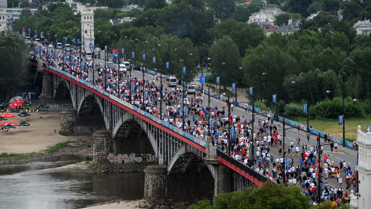 - Po Euro można się spodziewać syndromu Lillehammer. W tym norweskim miasteczku w 1994 r. odbyły się zimowe igrzyska olimpijskie. Po igrzyskach ta wioska, która wcześniej gościła mnóstwo gości z całego świata, stała się nagle jakby wymarłym miejscem. Wszyscy goście wyjechali, zostały śmieci na ulicach. (…) Wiąże się on z utratą chęci do życia, apatią. W Lillehammer sporo ludzi potrzebowało interwencji psychologicznej - mówi psycholog społeczny dr Konrad Maj ze Szkoły Wyższej Psychologii Społecznej. Rozmawia Jacek Gądek.