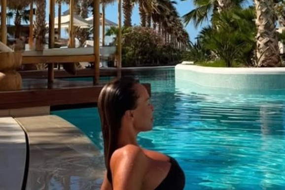 GORI MORE, TOPI SE ASFALT! Bivša žena pevača U PRETESNOM BIKINIJU pokazala brutalno telo, pa pozirala samo u čipki: Stegla ogromne grudi (FOTO)